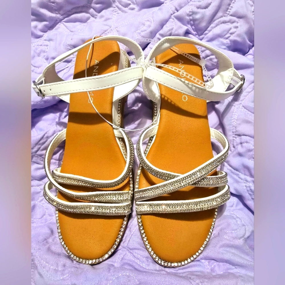 New Andiamo Flat Sandals Size 6